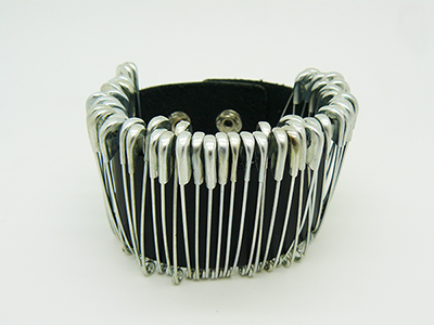 ������� Браслеты кожаные- Кожаный браслет с булавками